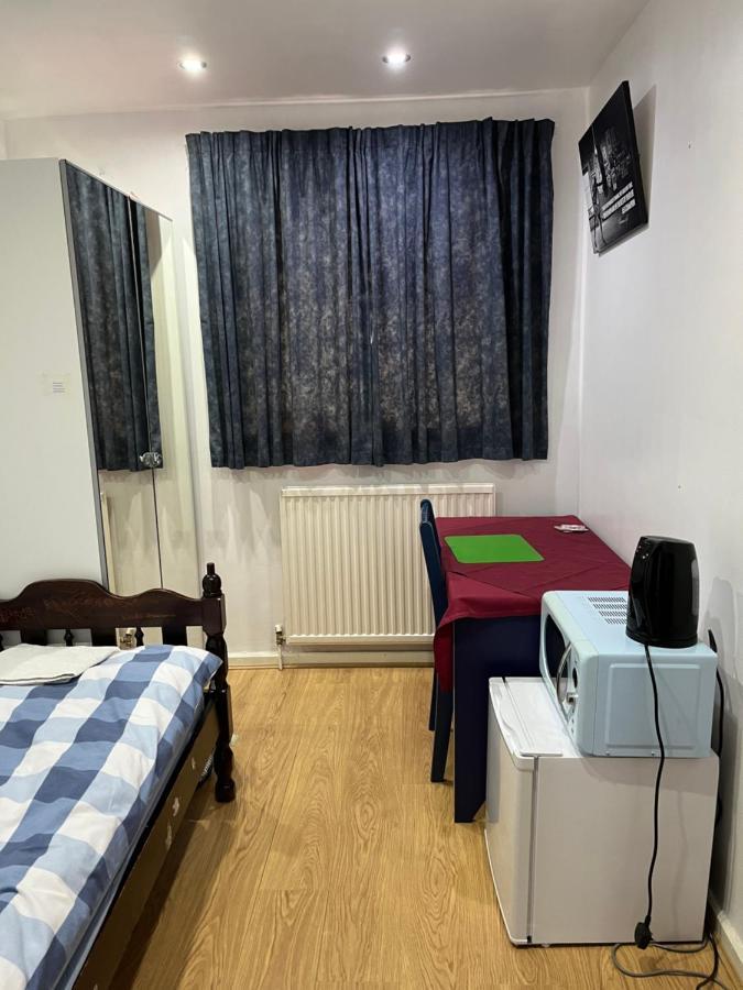 Comfortable Single Bedroom With Free On Site Parking Homestay Kingston upon Thames (Greater London)